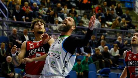 A sinistra Mitchell Poletti sabato contro Piacenza, a destra una sospensione di Gabriel Dron nel match di domenica tra Herons e OraSì