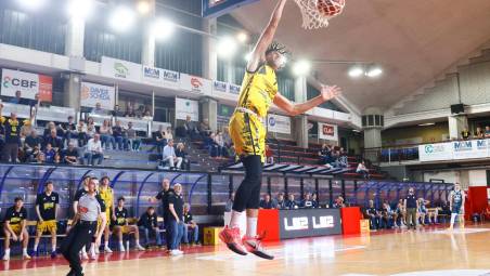 Basket B Nazionale Girone A, la Virtus Imola piega la Az Saronno 91-76 e festeggia la salvezza