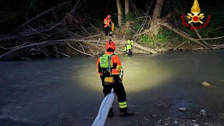 Predappio, idrocarburi nel fiume Rabbi, Vigili del Fuoco in azione