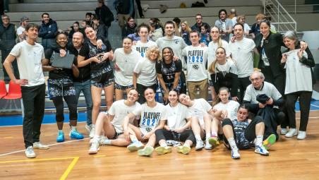 Foto di gruppo al termine della stagione che ha visto la E-Work conquistare un posto nei play-off foto mmph