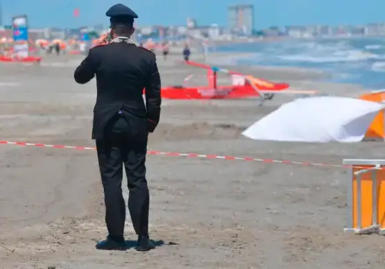 Il punto della spiaggia di Pinarella in cui è avvenuta la tragedia (Foto Massimo Fiorentini)